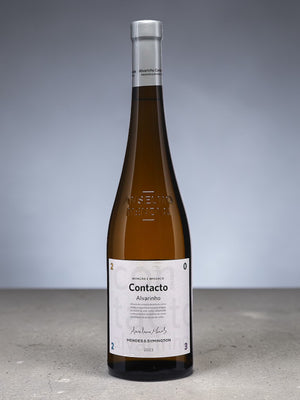 Shaws Iberian Contacto Alvarinho 2023 white wine bottle, straw yellow with golden glimmers, citrus and floral notes, vegan.